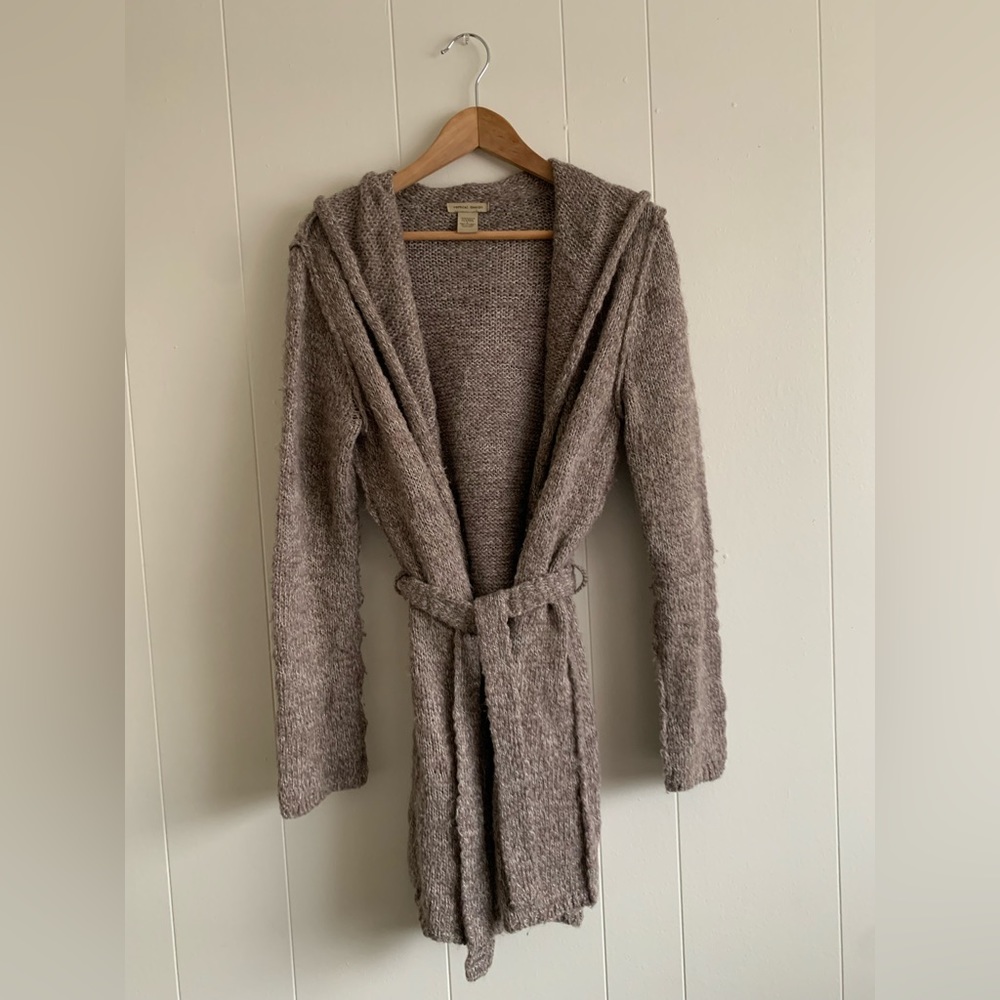 Vertical design cardigan made from acrylic, wool, and alpaca.